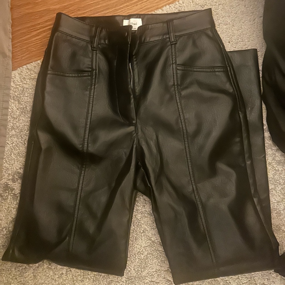 Aritzia Wilfred Rebel Pant
High-waisted black Vegan Leather pants size 2